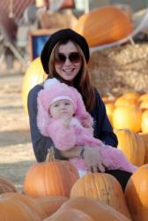 La photo d'Alyson et Satyana accroupies dans les citrouilles