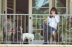 Alyson sur son balcon avec ses trois chiens