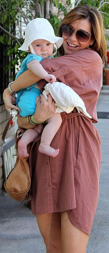 Satyana � 5 mois dans les bras de sa maman