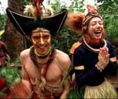 Avec Alexis pare de la tenue traditionnelle papou