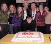 Tout le cast autour du gateau