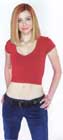En pantalon bleu taille basse et T-shirt rouge court