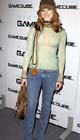 Pose seule en Jean et pull