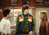 Sally en blouson de cuir marron parlant avec Fez et Kelso