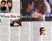 La double page de l'article sur la pièce avec d'anciennes photos de Luke et Alyson et une photo du film original
