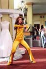 Habille comme dans kill bill dfendant sabre  la main, une robe de mari