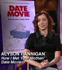 Alyson devant l'affiche de Date Movie