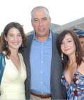 Alyson et Cobie entourant leur hte Gary Newman