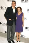 Alyson posant avec Jason devant la toile CBS