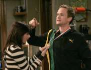 Lily prenant les mesure de Barney