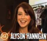 Alyson trs souriante entoure de robes