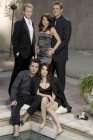 La troupe de how I met your mother habille en noir et blanc