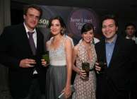 Jasonl, Cobbie, Alyson et Craig Thomas posant un verre  la main