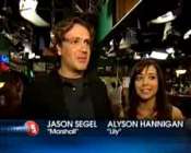 Alyson et Jason devant la caméra du journaliste