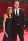 Alyson et Jason posant sur le tapis rouge des Emmy