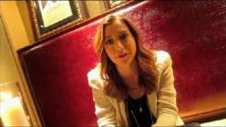 Alyson sur la banquette du Hard Rock Caf de New York