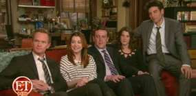 Toute la troupe de How I met your Mother sur le divan de l'apartement