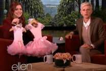 Alyson montrant les tutus roses offerts par Ellen