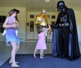 Satyana faisant un High 5 avec Darth Vader sous les yeux d'Alyson et d'Alexis