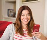 Alyson tenant un smartphone aux couleurs de Tylenol