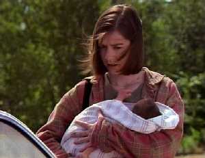 Cassie, son bébé dans les bras méfiante à la vue de Monica
