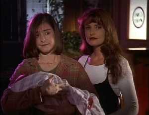 Cassie tient son bébé et continue de sourire, Monica est déjà inquiète