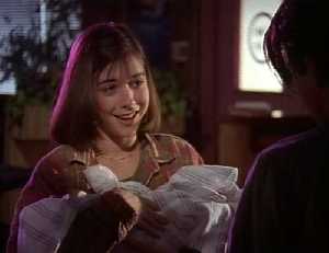 Greg a déjà rendu le bébé à Cassie, elle sourit encore pour le convaincre