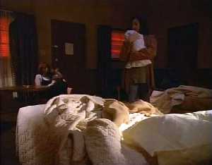 Dans une chambre de motel Cassie berce son bébé qui pleure, Monica est assise près de la porte