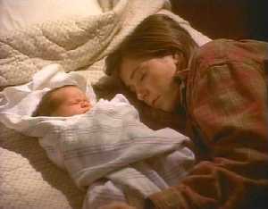Cassie a fini par s'endormir avec son bébé à coté d'elle, la lumière angélique se concentre sur eux
