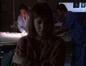 Cassie est triste dans son dos les médecins s'affairent