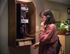 Cassie est au téléphone pour appeler sa mère