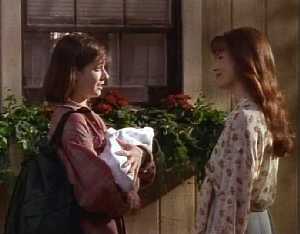 Cassie porte son bébé et parle à Monica face à elle