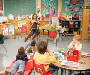 Lily dans sa classe de maternelle au tlphone avec Marshall