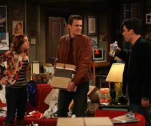 Lily, Marshall et Ted dans une scène dans l'appartement