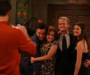 Ted, Lily, Barney et Robin pose enlacs devant Marshall