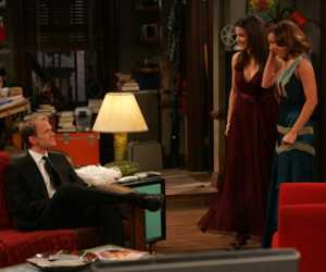 La scne o Barney reproche  Lily et Robin de ne pas avoir l'air de prostitues