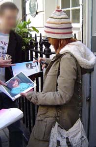 Alyson enchanant les autographes