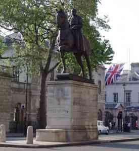 Statue d'un homme à cheval au milieu de la rue
