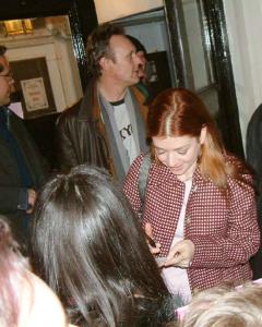 Anthony sortant du thatre derrire Alyson signant des autographes